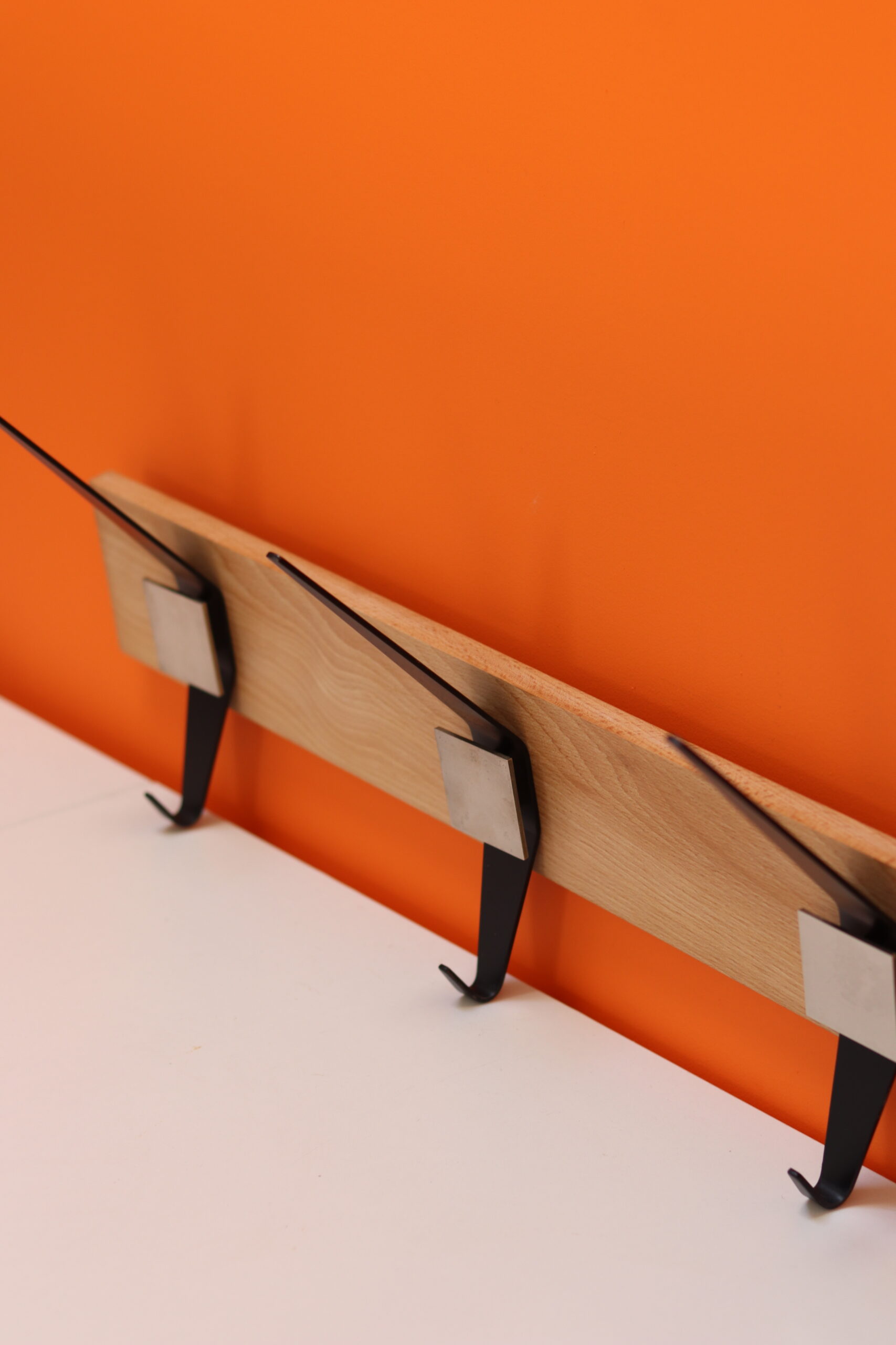 Drewniany wieszak w stylu brutalistycznym - obrazek 6