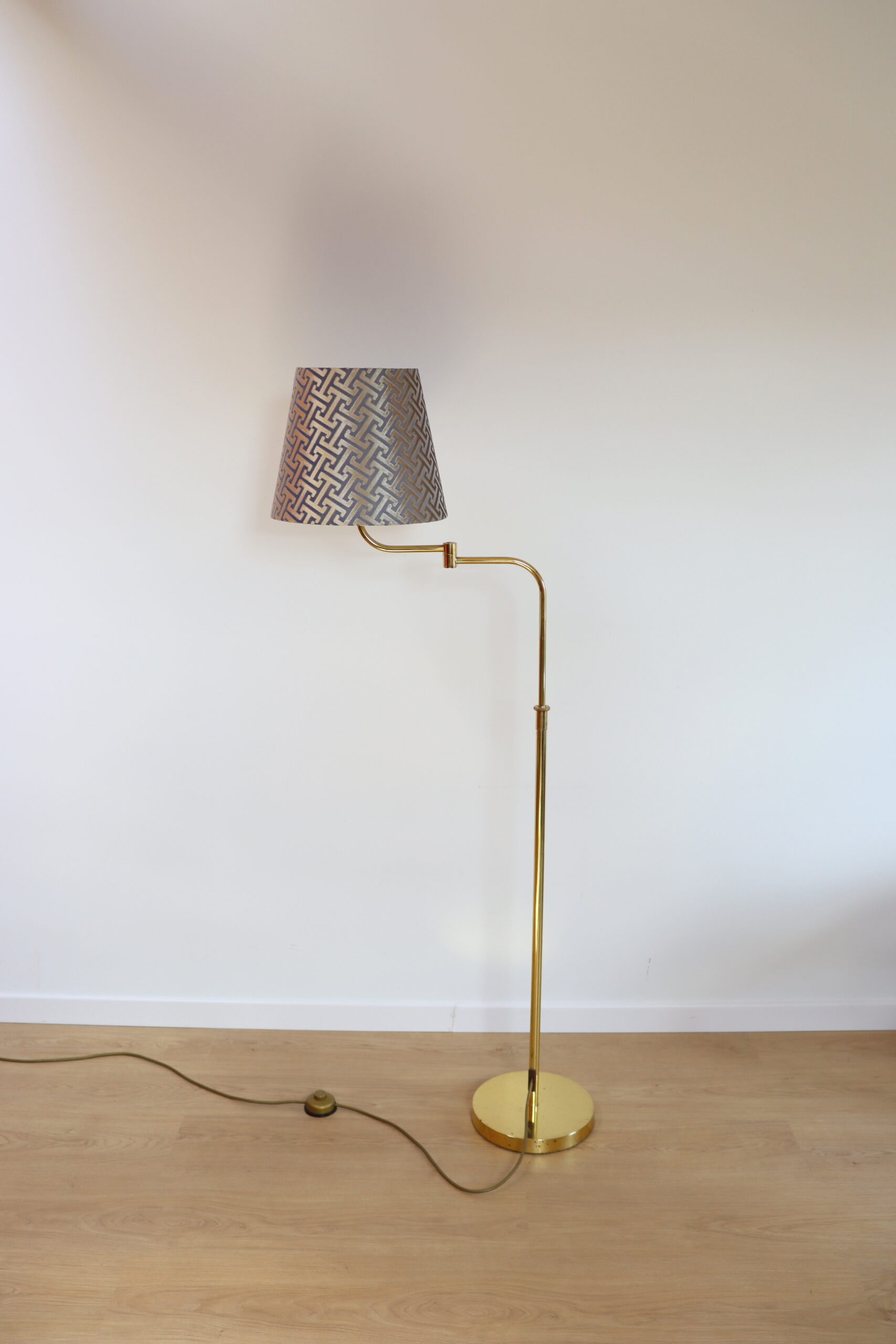 Mosiądzowana lampa podłogowa typu bankierka Solken Leuchten - obrazek 10