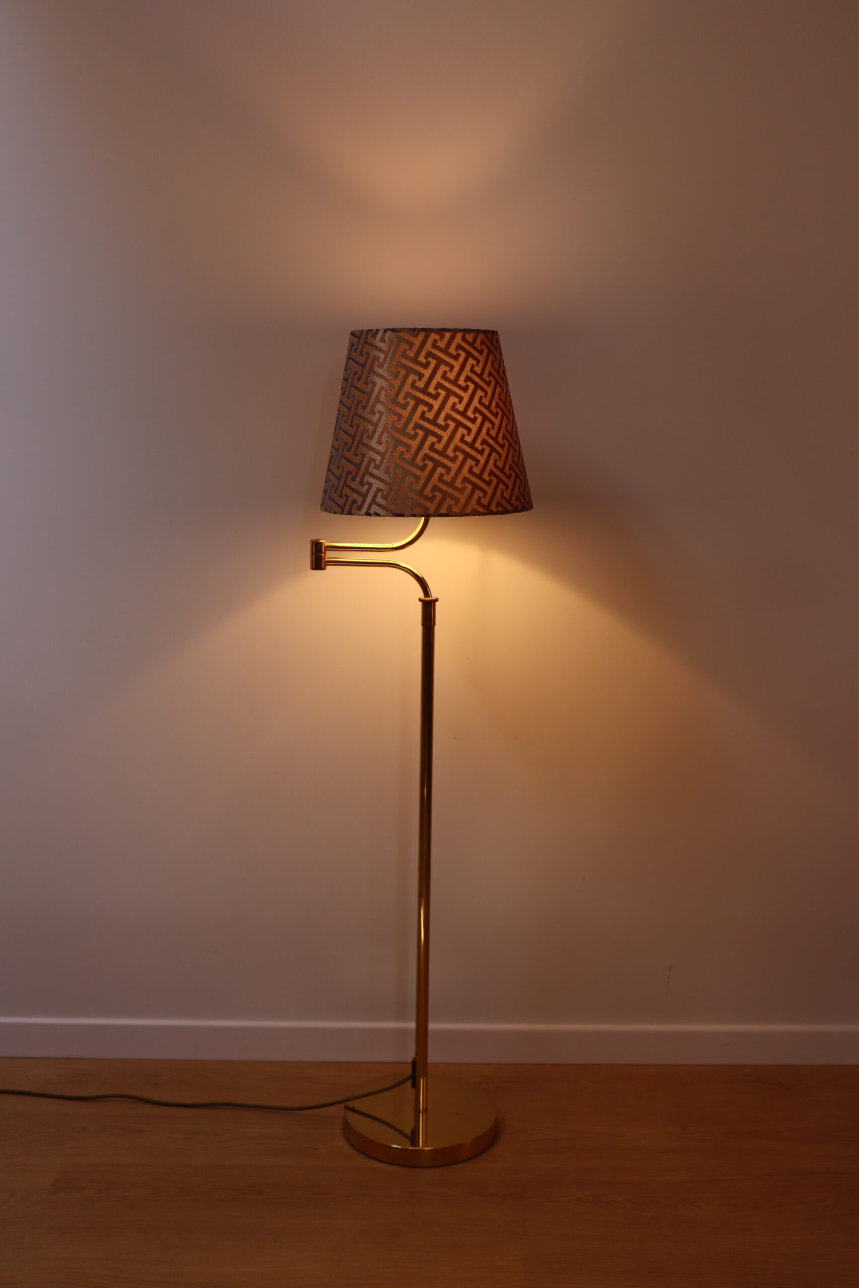 Mosiądzowana lampa podłogowa typu bankierka Solken Leuchten - obrazek 2
