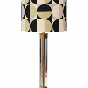 Stołowa lampa z pleksy z geometrycznym abażurem