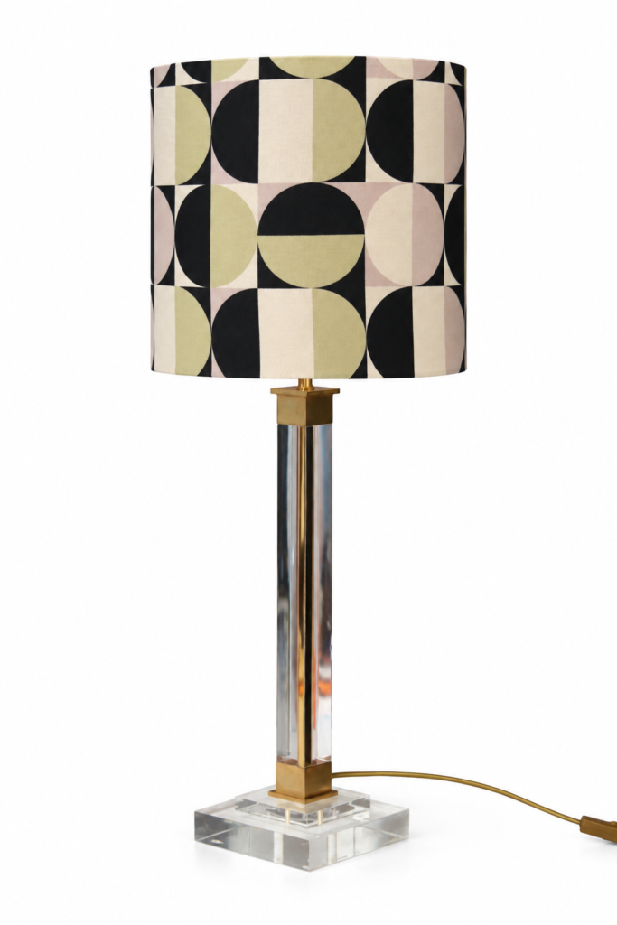 Stołowa lampa z pleksy z geometrycznym abażurem