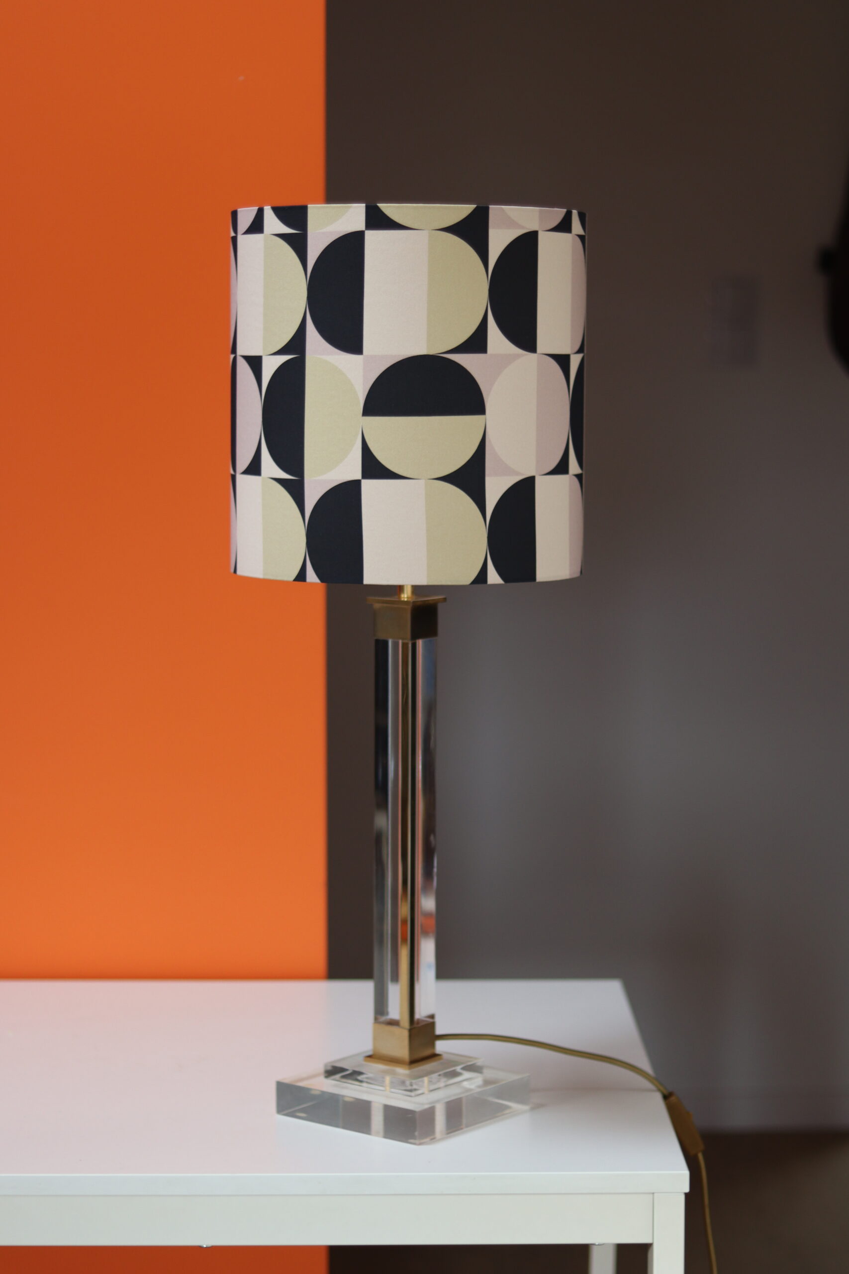 Stołowa lampa z pleksy z geometrycznym abażurem - obrazek 3