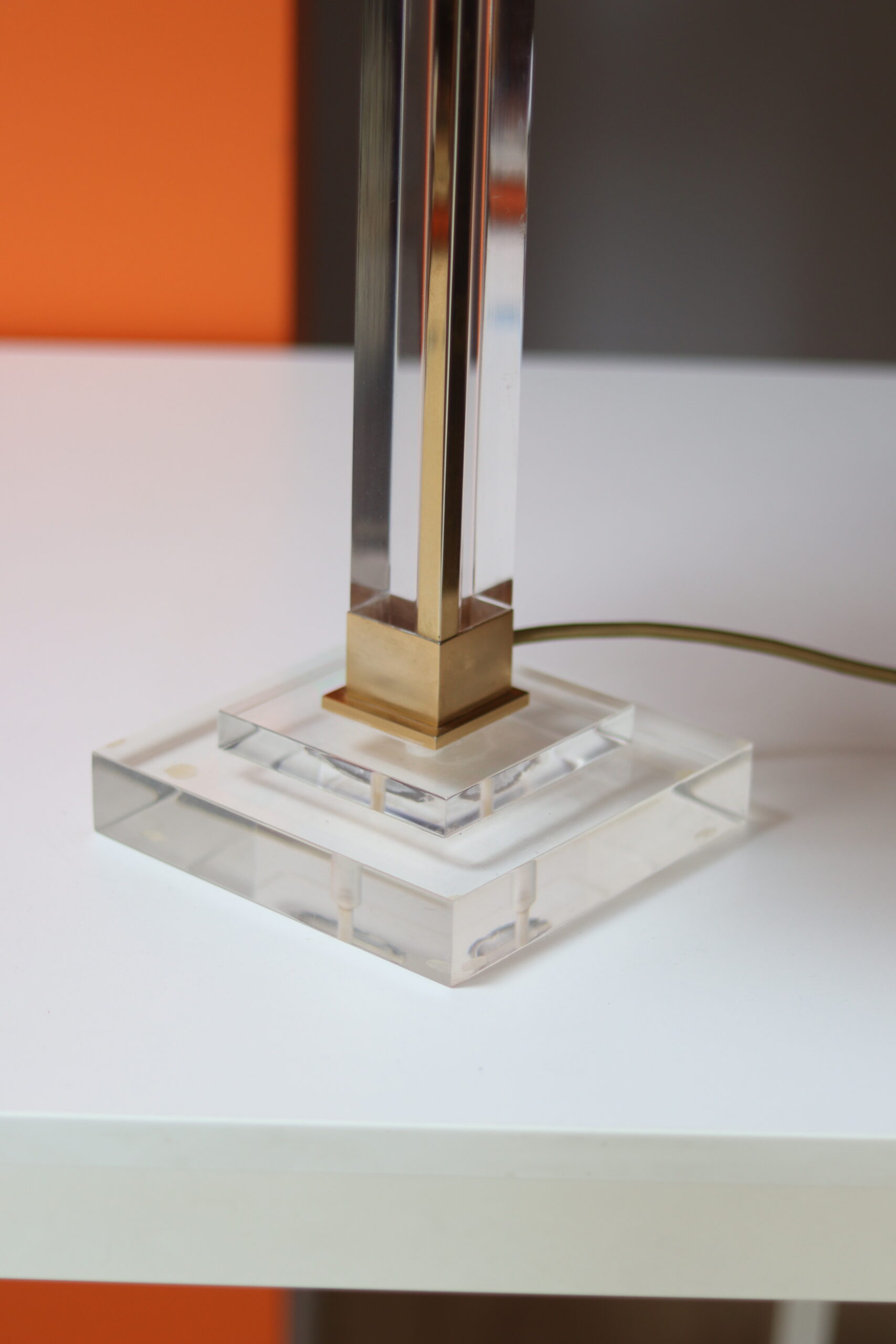 Stołowa lampa z pleksy z geometrycznym abażurem - obrazek 4
