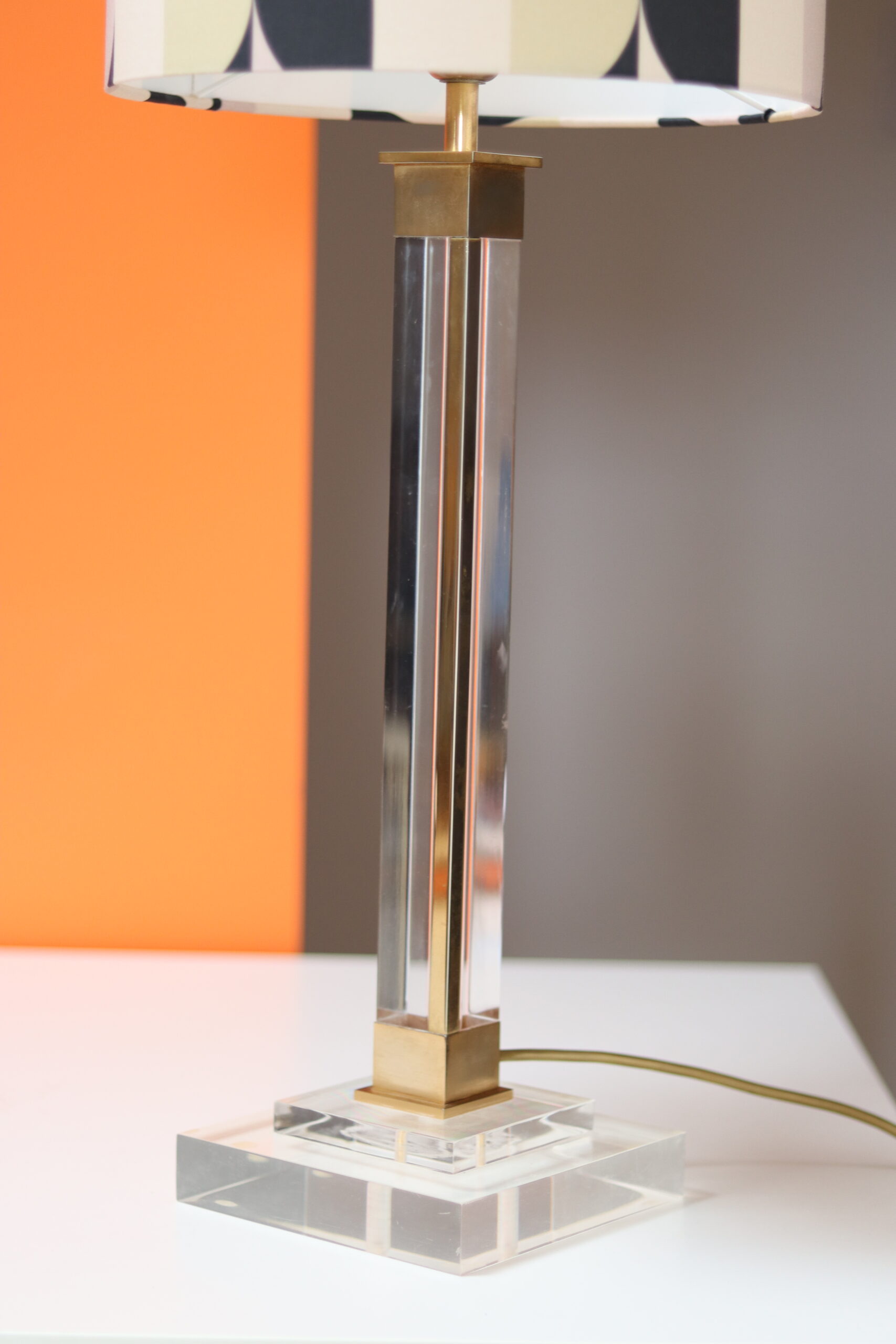 Stołowa lampa z pleksy z geometrycznym abażurem - obrazek 5