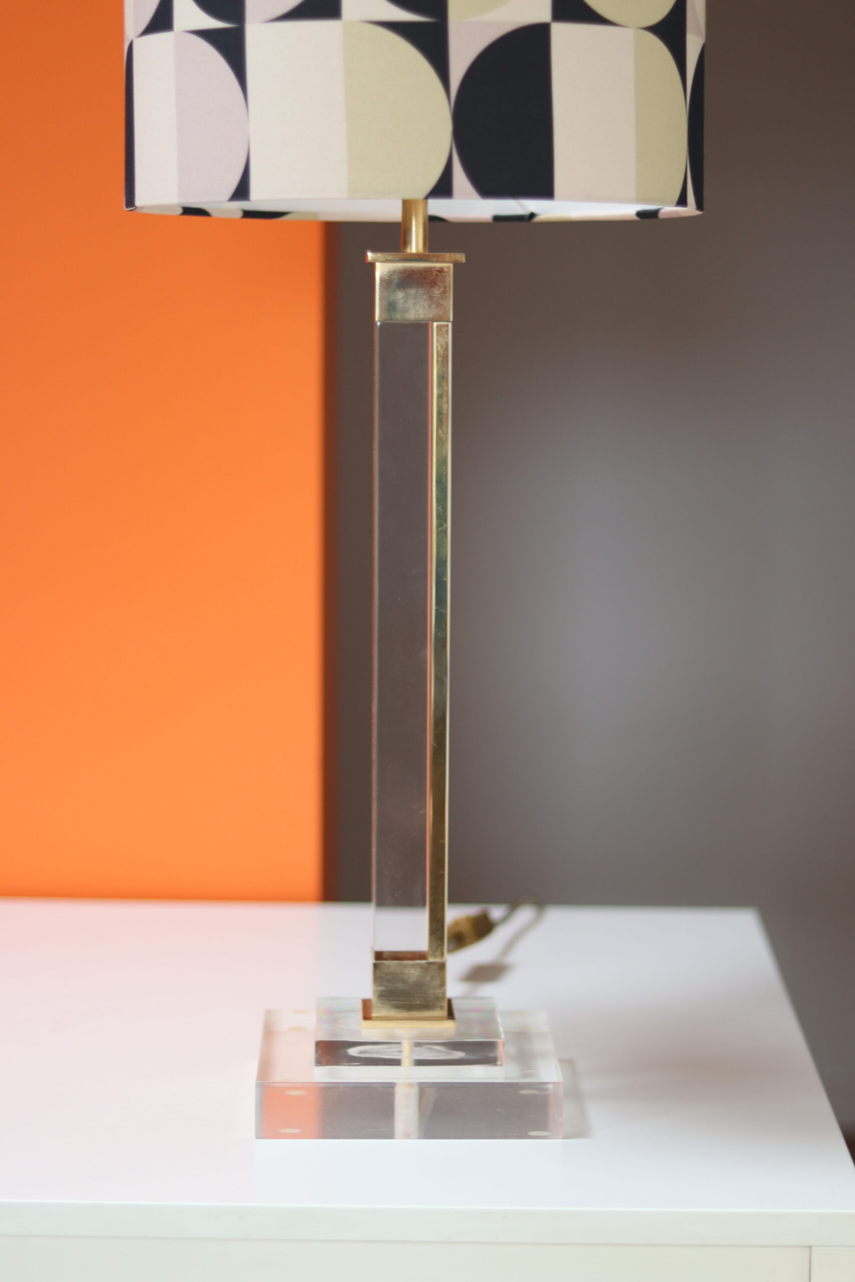 Stołowa lampa z pleksy z geometrycznym abażurem - obrazek 6