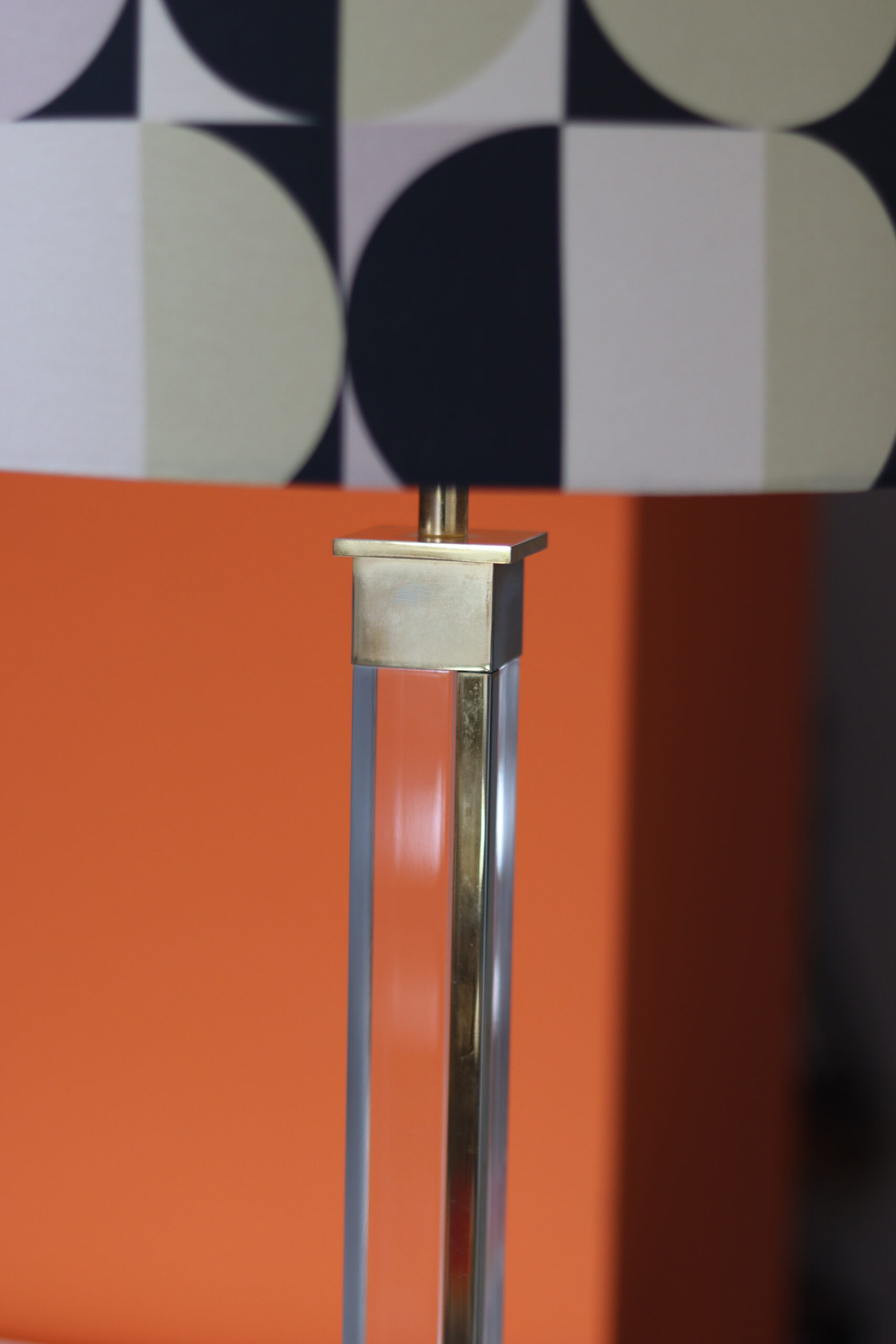 Stołowa lampa z pleksy z geometrycznym abażurem - obrazek 8