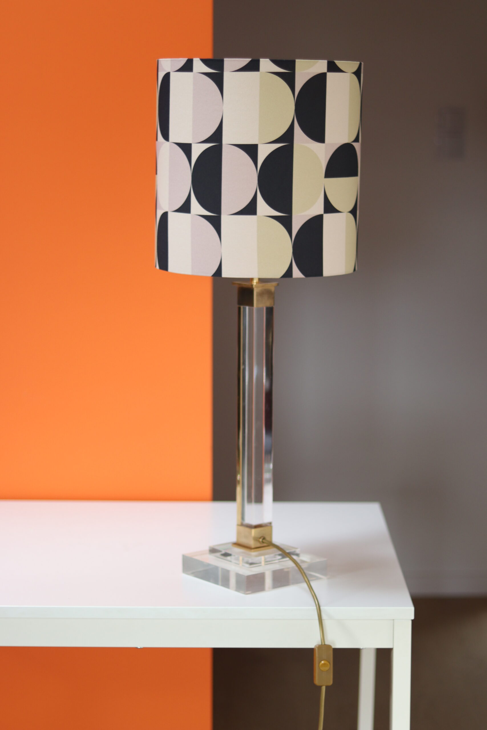 Stołowa lampa z pleksy z geometrycznym abażurem - obrazek 9