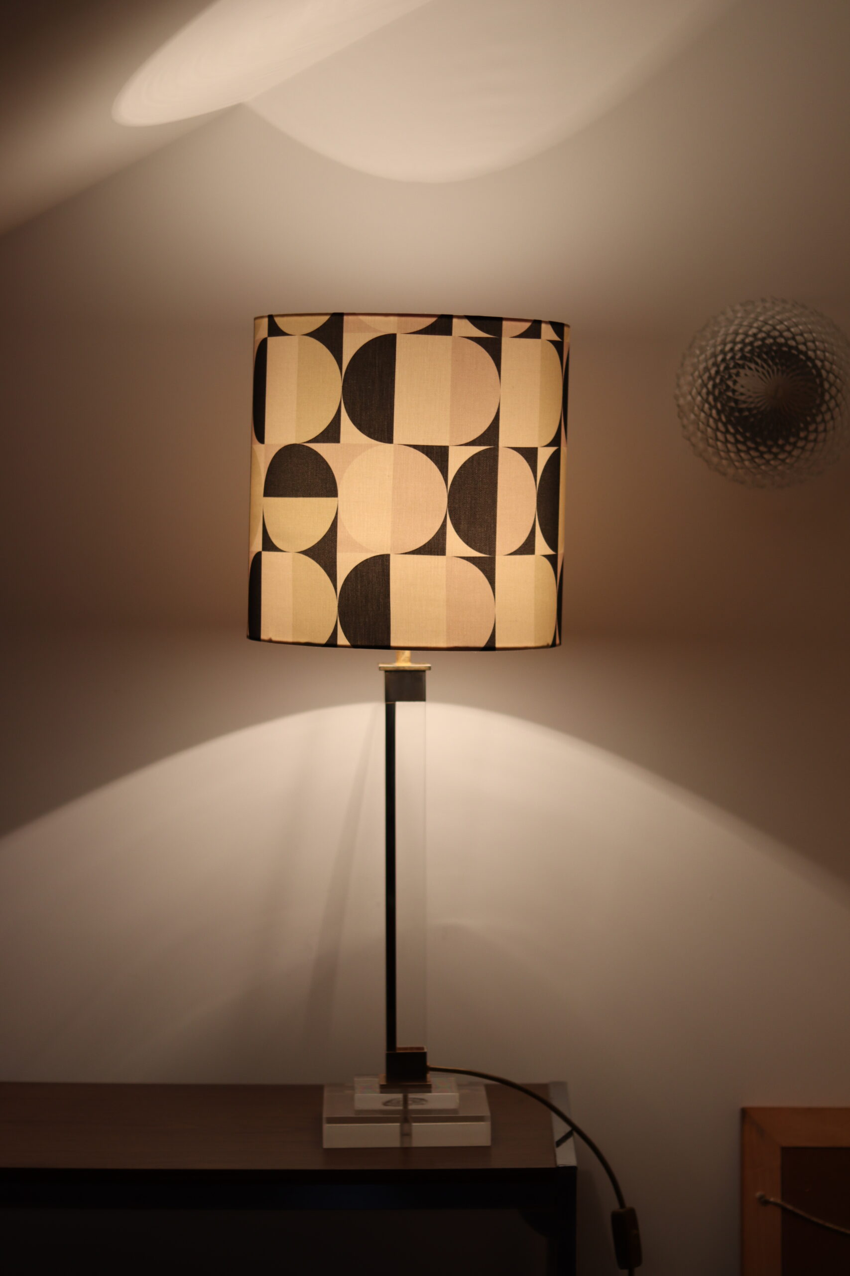 Stołowa lampa z pleksy z geometrycznym abażurem - obrazek 2