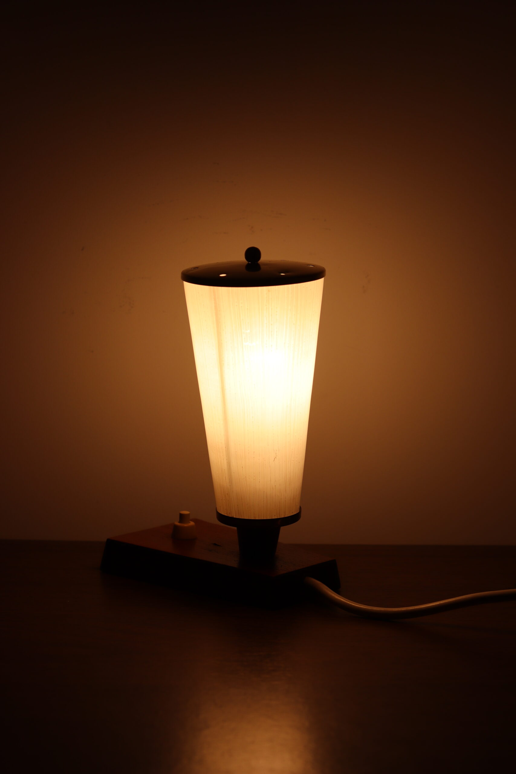 Niewielka lampka nocna w stylu rockabilly lata 60 - obrazek 2
