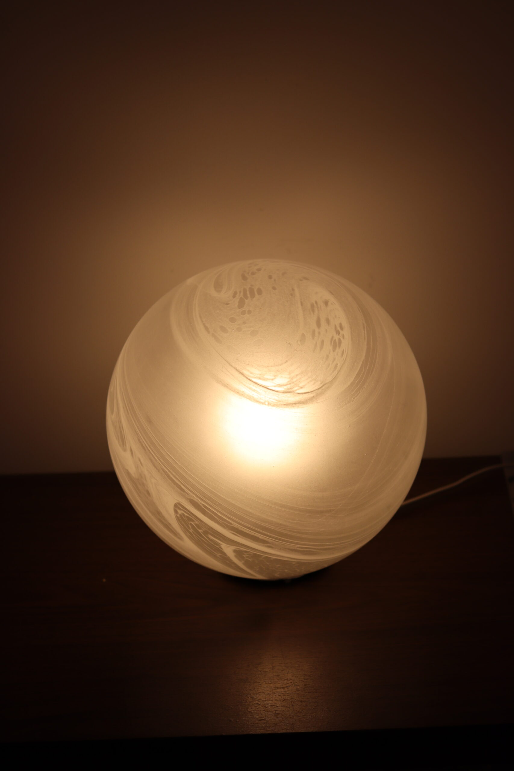 Szklana lampa kula Wofi Leuchten lata 90
